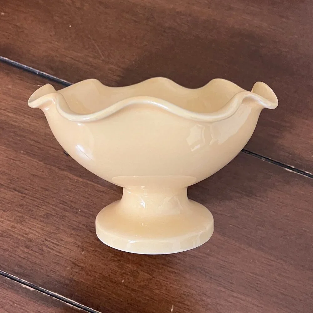 Williams Sonoma Set of 4 Scallop Edge Bowls On Pedestal NEW